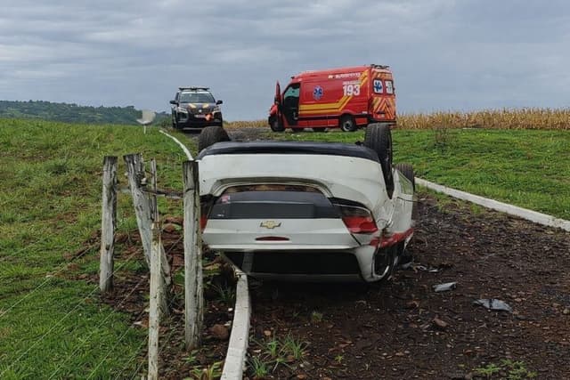 Capotamento mobiliza equipes de resgate em Saudades