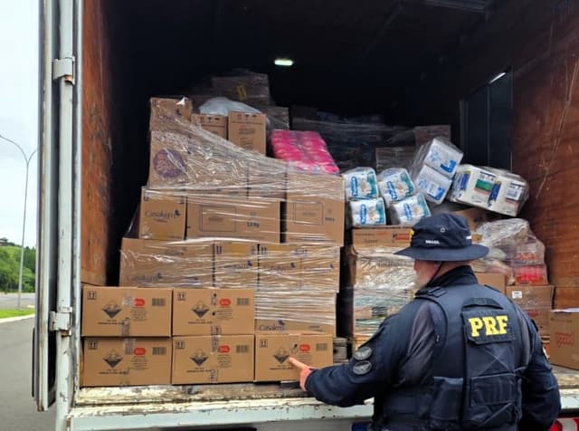 PRF flagra transporte de alimentos ao lado de produtos químicos