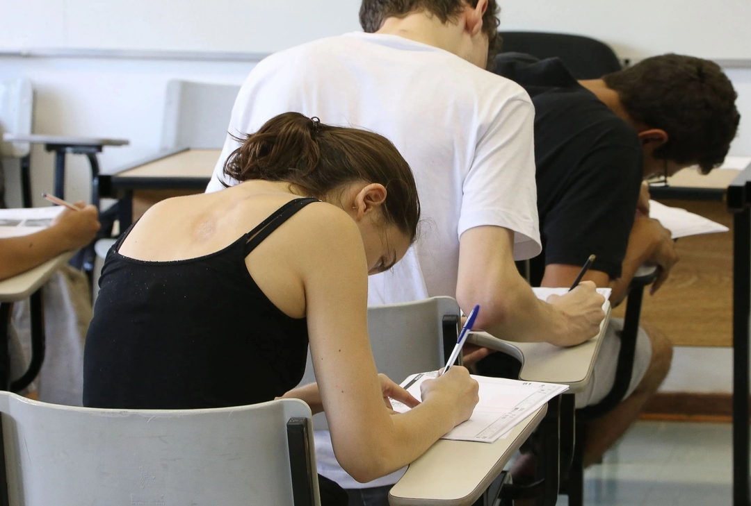 Brasil investe menos por estudante e enfrenta desafios para manter professores